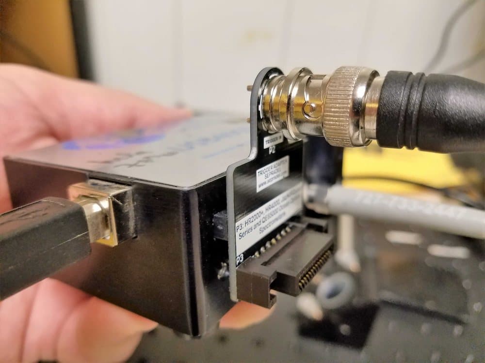 OOTRIGGER conectado a un espectrómetro con cable BNC