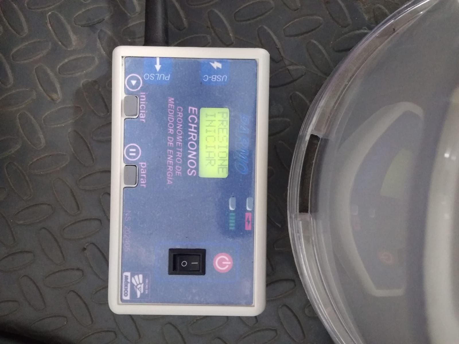Echronos junto a un medidor de energía